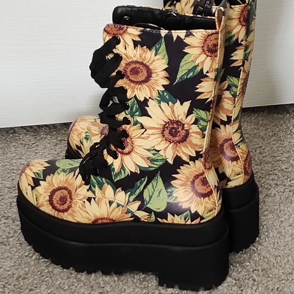 Petal to the metal CURRENT MOOD combat boots from Dollskill - Picture 4 of 12